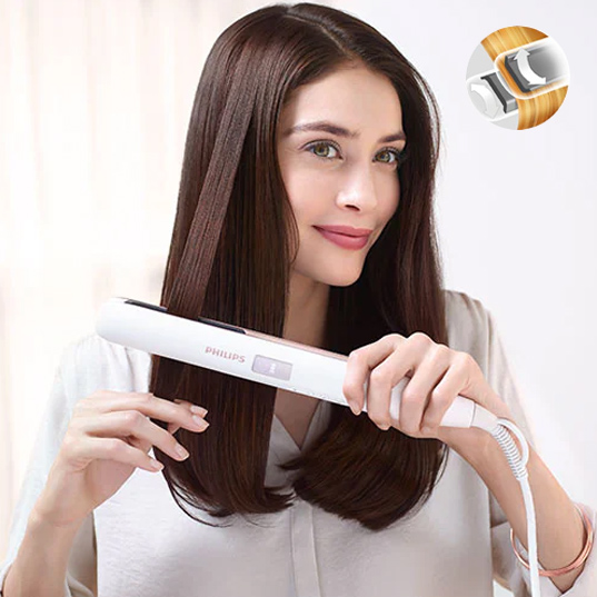 Eine Frau glättet ihre Haare mit einem weißen Glätteisen. Ein Detailbild zeigt das Glätteisen im Einsatz.