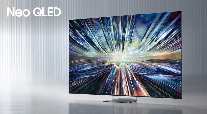 Ein Neo QLED Fernseher zeigt ein abstraktes, farbenfrohes Bild mit blauen, weißen und braunen Lichtlinien auf einem schlanken Standfuß.