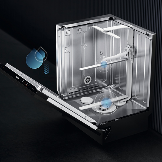 Geöffneter Geschirrspüler mit silbernem Innenraum, weißen Sprüharmen und Reinigungsanzeige vor schwarzem Hintergrund.