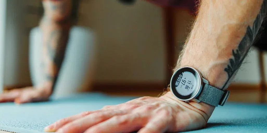 Smartwatch am Handgelenk präsentiert tracking beim Sport