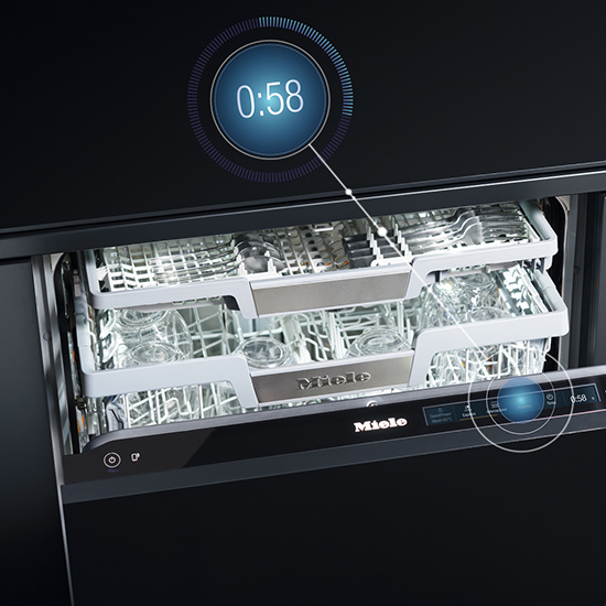 Ein teilweise geöffneter, schwarzer Miele-Geschirrspüler mit zwei weißen Geschirrkörben. Die digitale Anzeige zeigt "0:58" an.