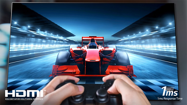 Ein Monitor zeigt ein rotes Formel-1-Auto auf einer Rennstrecke. Hände halten einen Controller im Vordergrund. Logos sind sichtbar.
