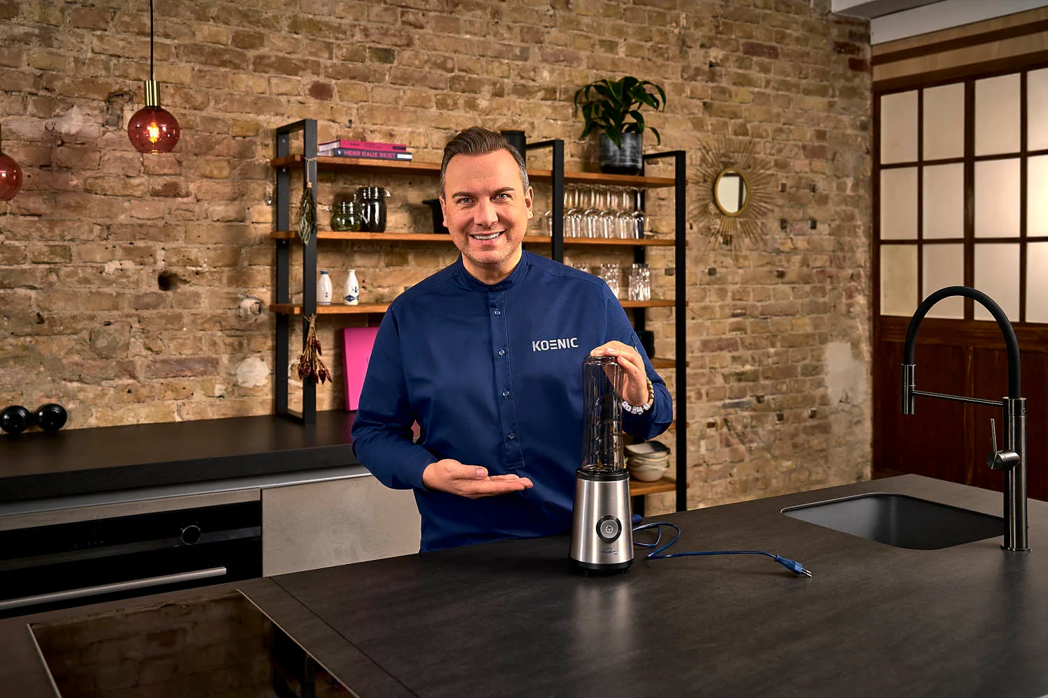 Wer Ist Der Hersteller Von Koenic KOENIC KSBL-TR 456224 M Smoothie Maker + 2-Becher (Edelstahl/ Schwarz