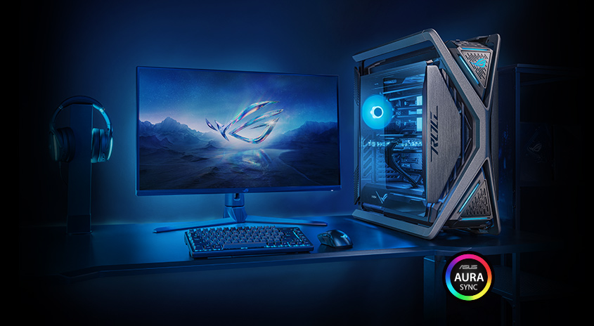 Ein blau beleuchteter Computer-Arbeitsplatz mit Monitor, Tastatur, Maus und PC-Gehäuse. Ein Headset hängt links an der Wand.