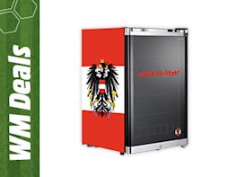 Getränkekühlschrank in Rot -Weiß-Rot vor weißem Hintergrund, links mit grünem „WM Deals“-Rand.
