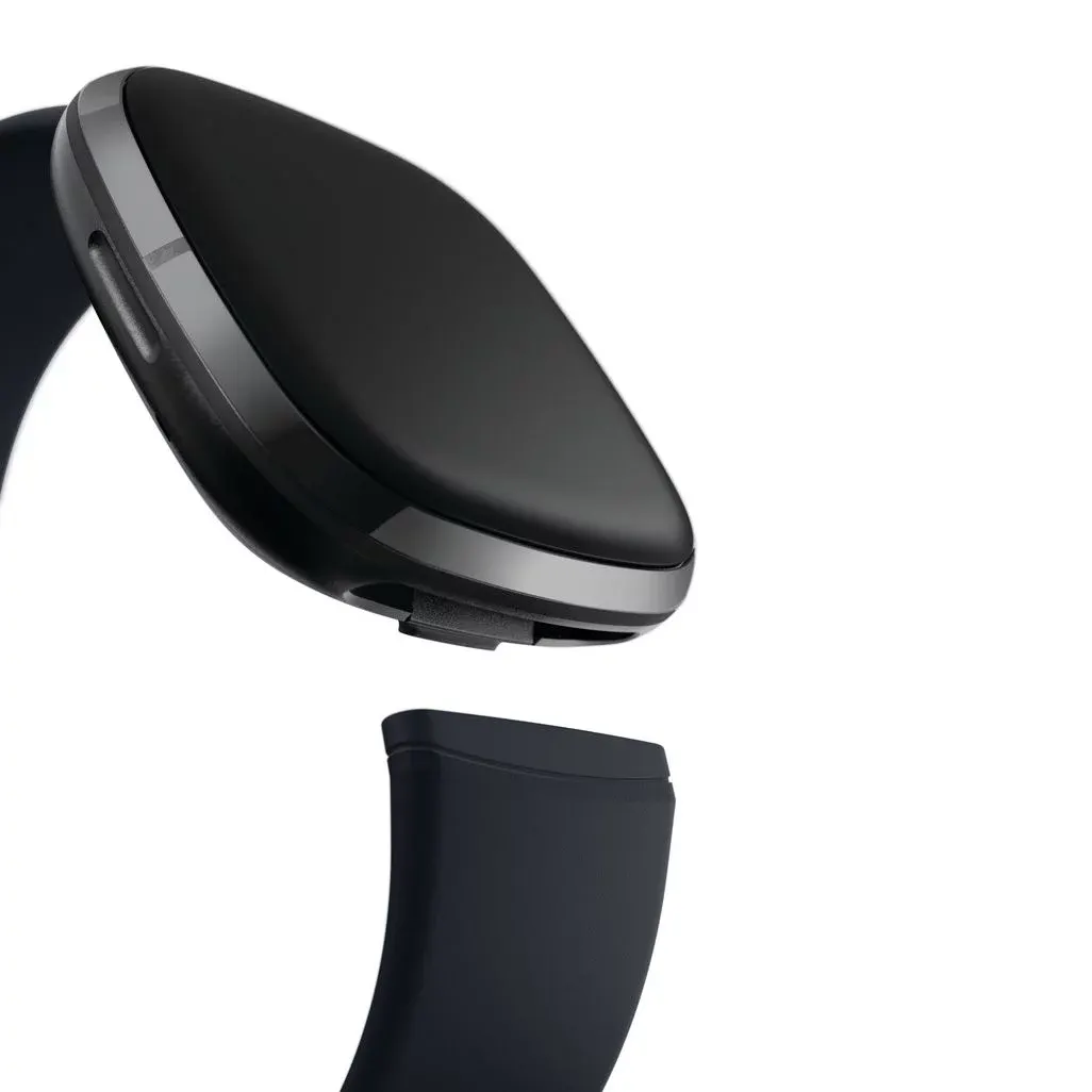 Schwarze Smartwatch mit abnehmbarem Silikonarmband vor weißem Hintergrund – Detailaufnahme des modularen Designs.