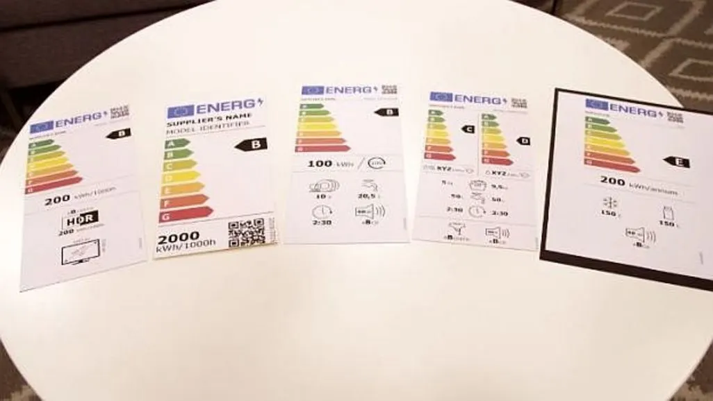 Verschiedene EU-Energieeffizienzlabels liegen auf einem weißen runden Tisch