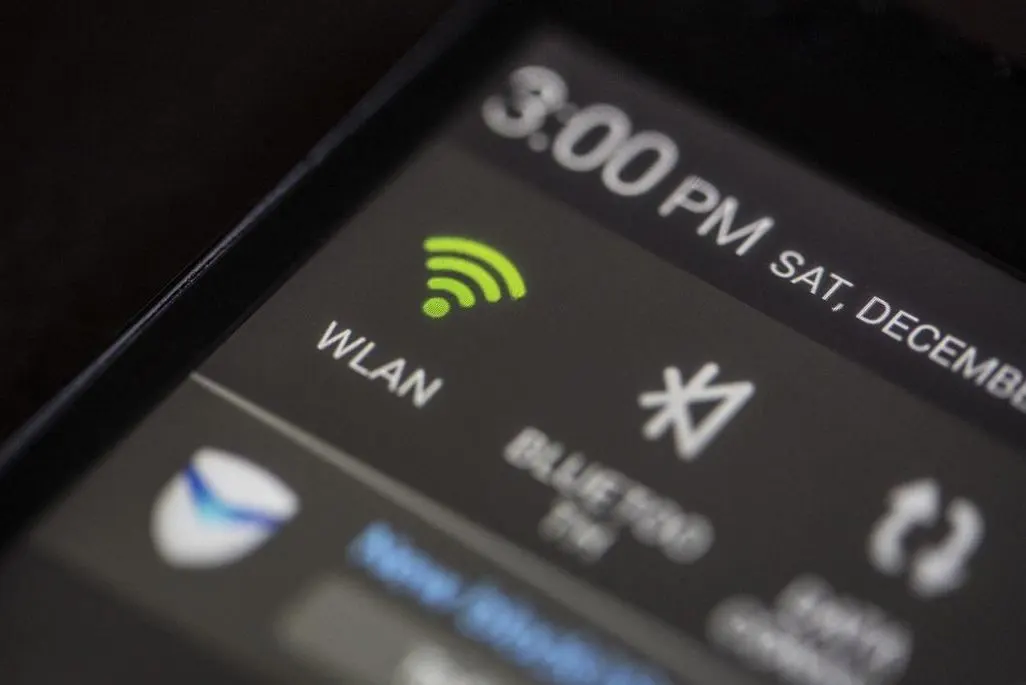 Nahaufnahme eines Smartphone Displays .mit aktivierter WLAN Verbindung