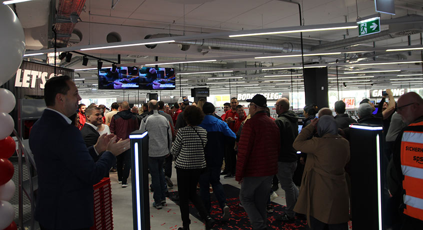 Viele Kunden stürmen in den neueröffneten MediaMarkt Völs.