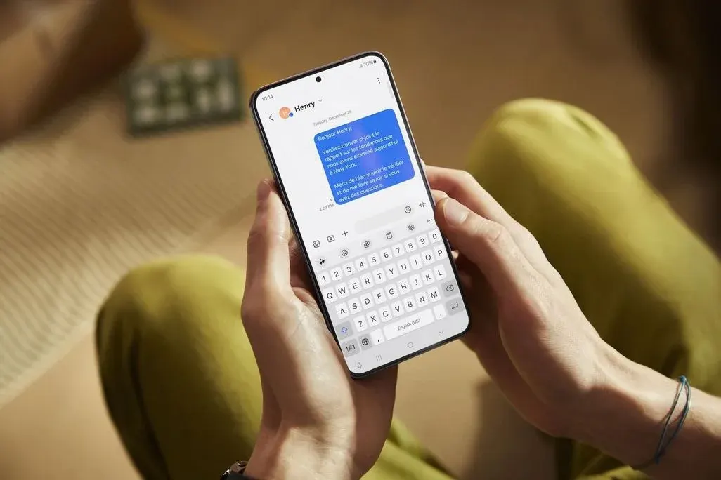 Eine Person betrachtet eine Nachricht auf einem Samsung Smartphone