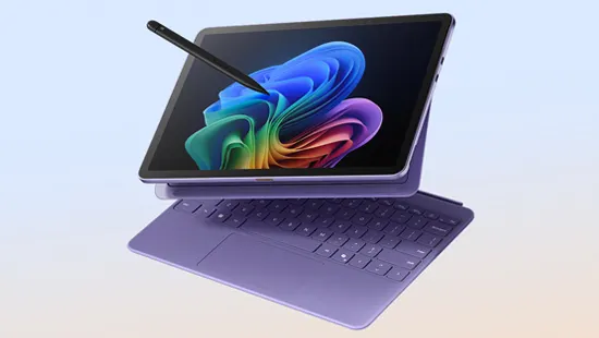 Ein Tablet mit einem Stift auf dem Bildschirm liegt über einer lila Tastatur vor hellblauem Hintergrund.