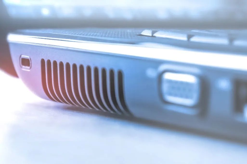 Nahaufnahme der Seitenkante eines Laptops mit Lüftungsschlitzen und Anschlüssen