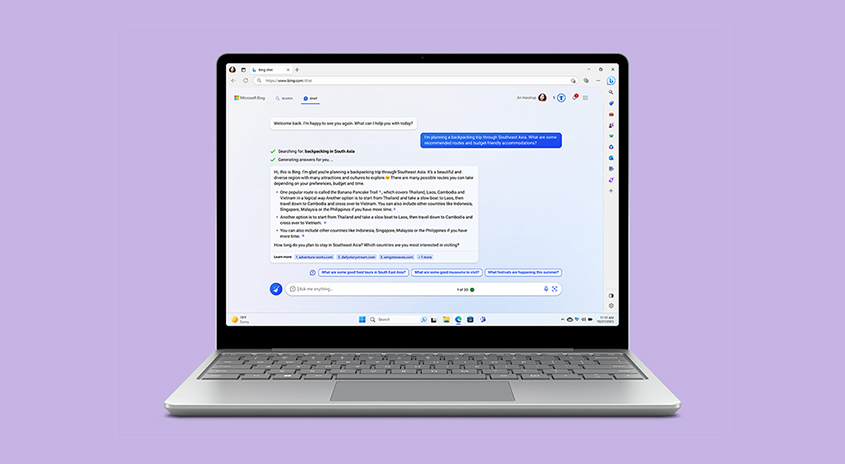 Ein Laptop mit geöffnetem Bildschirm, der eine Webseite mit Text und Eingabefeldern anzeigt, steht vor einem lila Hintergrund.