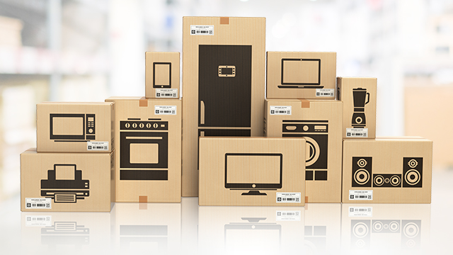 Eine Ansammlung von braunen Kartons, die Haushaltsgeräte wie Kühlschrank, Herd, Waschmaschine und Fernseher zeigen.