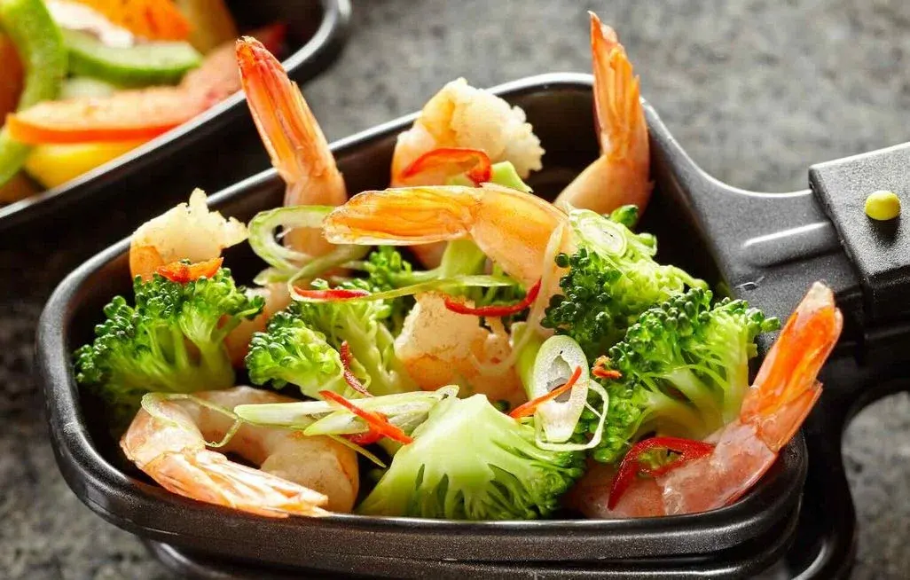 Raclette-Schieber mit Garnelen und Brokkoli