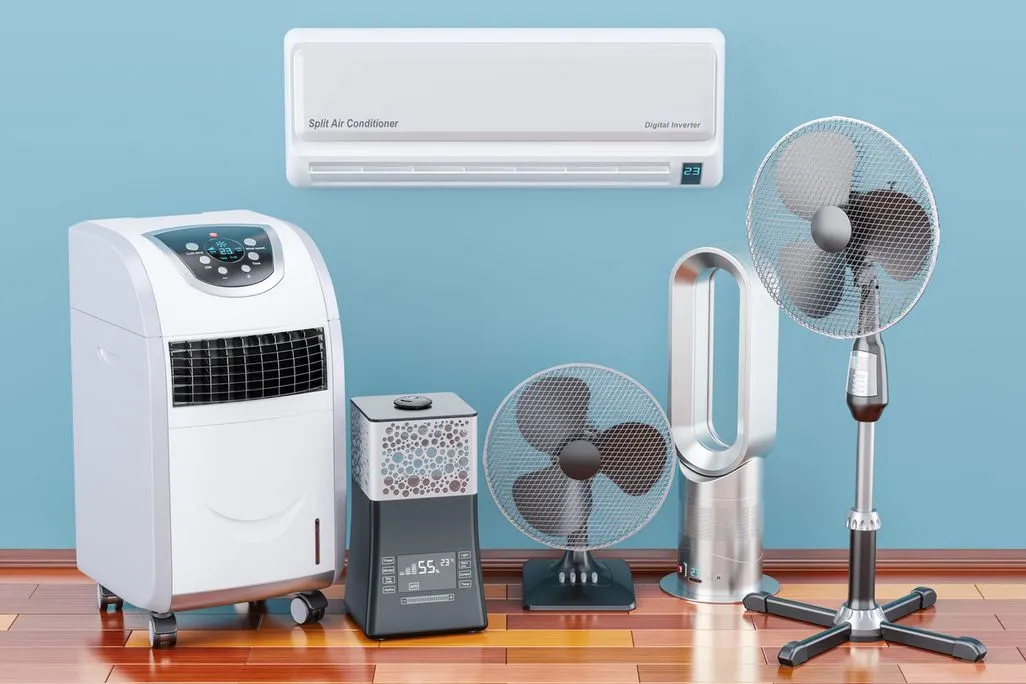 Verschiedene Kuehlgeraete wie Klimaanlage, Luftbefeuchter und Ventilatoren