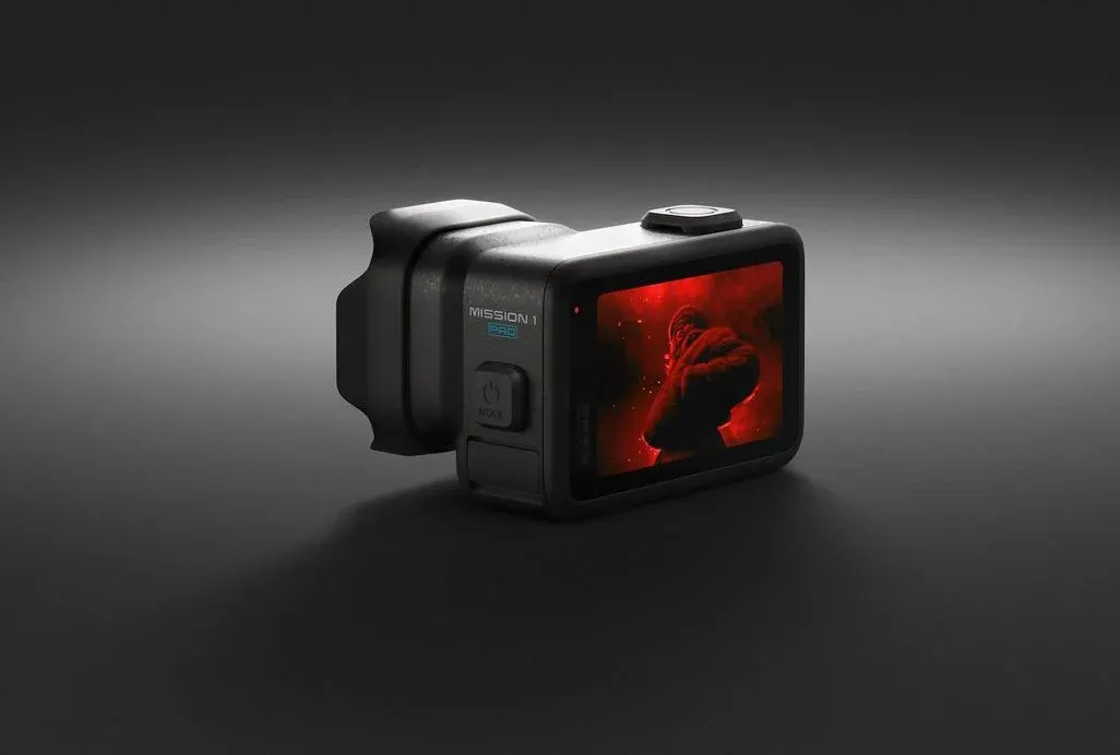 Die GoPro Mission 1 Pro Actioncam von hinten vor schwarzem Hintergrund aufgenommen.