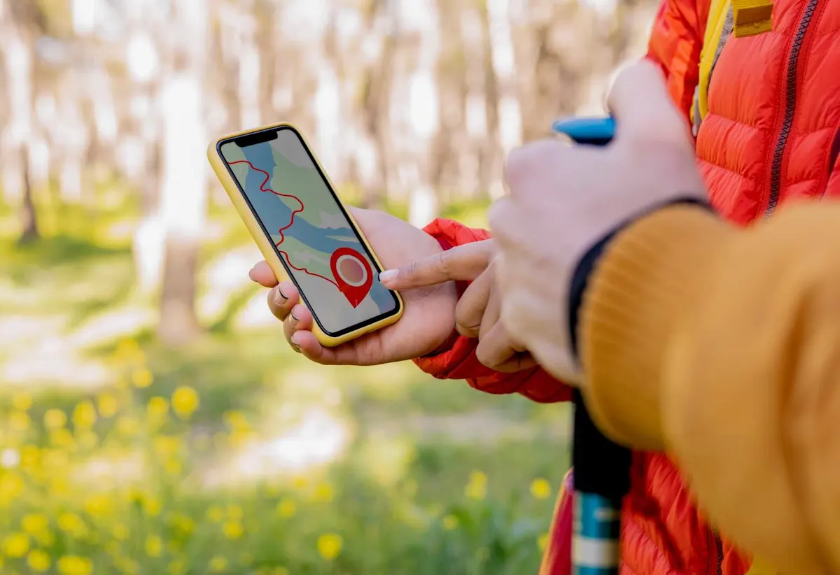 Wanderer sehen sich unterwegs eine GPS-Route auf dem Handy an.