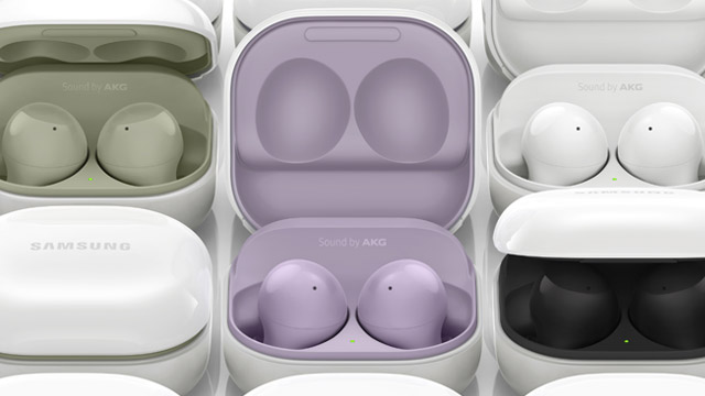 Mehrere offene, weiße Galaxy Buds-Ladehüllen zeigen Ohrhörer in Schwarz, Weiß, Grün und Lila.