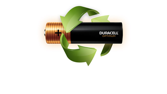 Eine Duracell Optimum Batterie mit grünen Recycling-Pfeilen auf weißem Grund.
