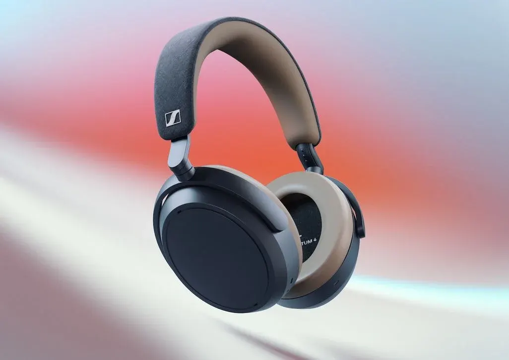 Sennheiser Premium Over-Ear Kopfhörer in Schwarz und Beige auf farbigem Hintergrund