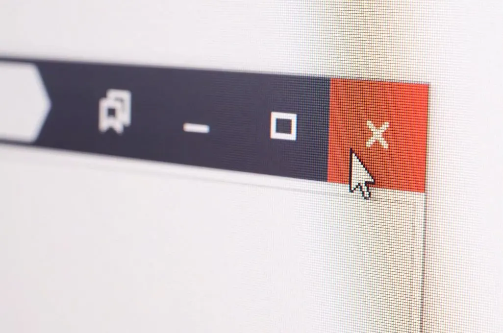 Nahaufnahme von Computerbildschirm zeigt rotes X-Symbol zum Schließen eines Fensters.