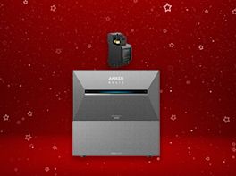 Ein Produktbild von einer Solarbank + Balkonkraftwerk vor rot-weihnachtlichem Hintergrund.