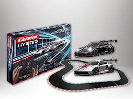 Produktbild einer CARRERA HYBRID Racing Set Night Speeders Rennbahn vor weiß-grauem Hintergrund. 