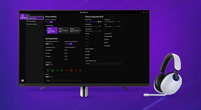 Ein Bildschirm zeigt Bildeinstellungen und Spielassistenten. Daneben befindet sich ein weißes und schwarzes Gaming-Headset auf violettem Hintergrund.