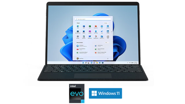 Ein schwarzer Laptop zeigt Windows 11 mit blauem Hintergrund. Unten sind Intel Evo und Windows 11 Logos.