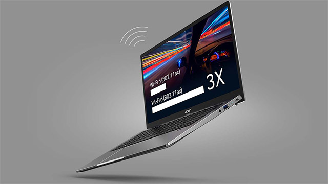 Ein seitlich schwebender Laptop mit schwarzer Tastatur und grauem Gehäuse auf grauem Hintergrund. Der Bildschirm zeigt WLAN-Informationen.