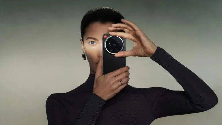 Frau hält das Leitzphone vor ihr linkes Auge, um ein Photo aufznehmen.