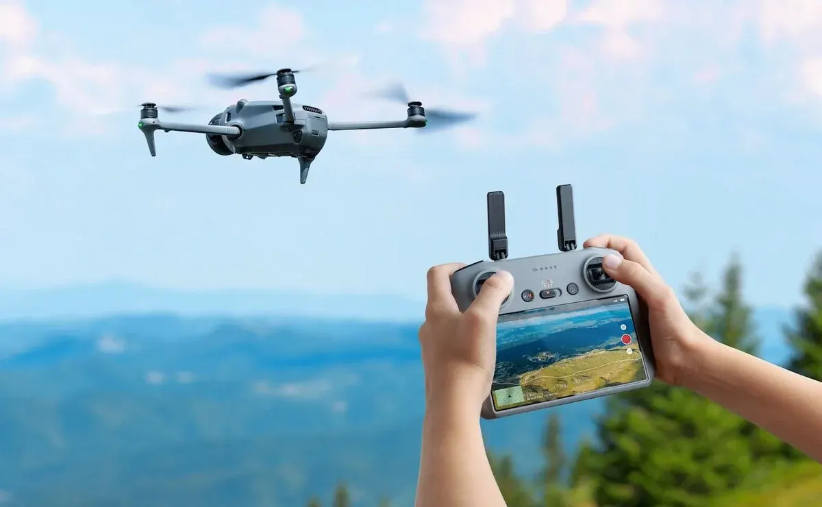 Person steuert eine Drohne mit FPV