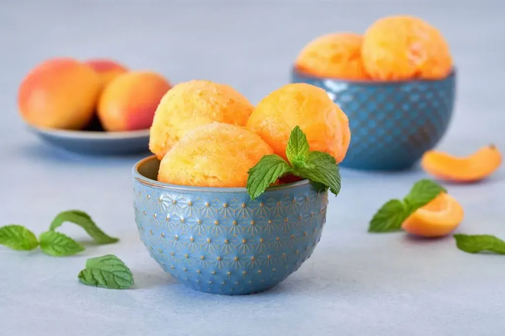 Marilleneis mit Minzblättchen in einer blauen Schale.