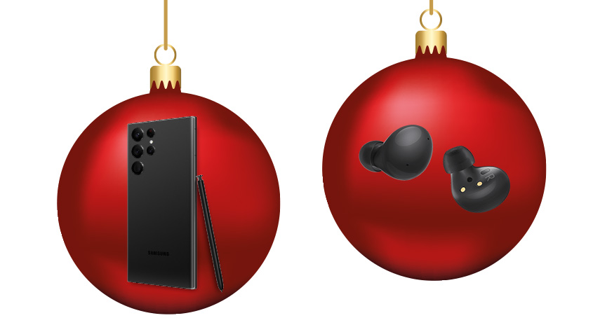 Zwei rote Weihnachtskugeln mit einem schwarzen Smartphone und Kopfhörern vor einem weißen Hintergrund.