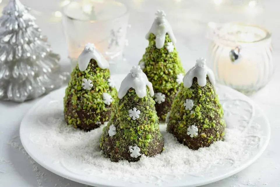 Brownie-Bäumchen-Kekse mit Pistazien in Winterkulisse