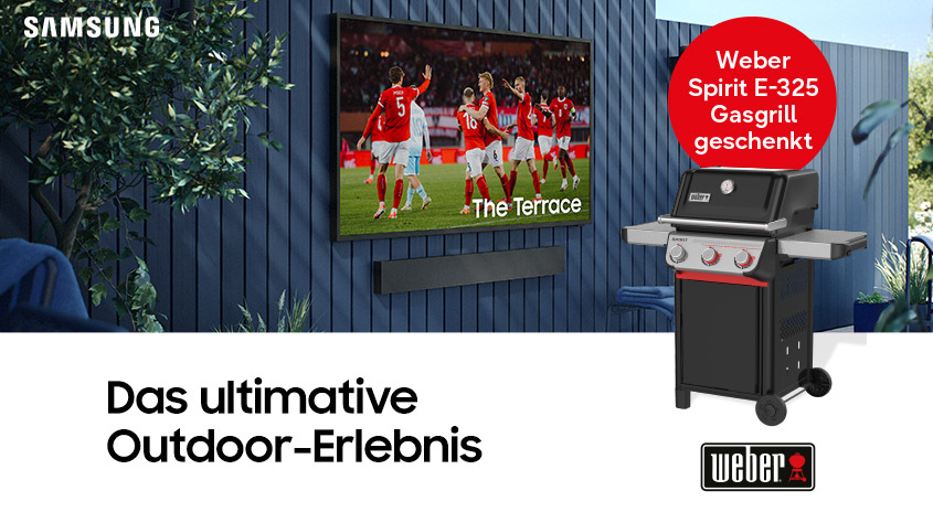 Ein Samsung The Terrace TV über einer Soundbar zeigt ein Fußballspiel; rechts steht ein Weber-Gasgrill. Claim: „Das ultimative Outdoor-Erlebnis“. Roter Störer: „Weber Spirit E-325 Gasgrill geschenkt“. Logos von Samsung und Weber.