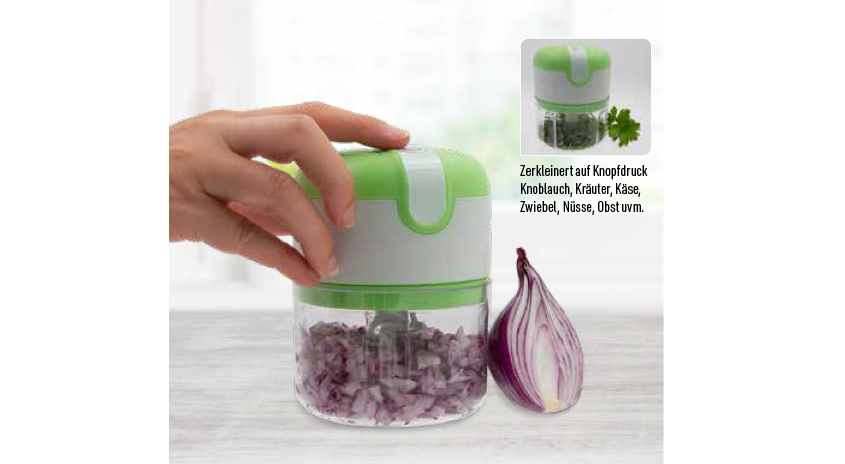 Handbedienbarer Zerkleinerer mit grün-weißem Deckel zerkleinert Zwiebeln; daneben eine halbe Zwiebel. Im Hintergrund ein Hinweis auf weitere Einsatzmöglichkeiten wie Knoblauch, Kräuter, Käse, Nüsse und Obst.