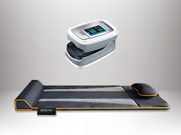 Produktbild einer Stretch Yoga Matte und eines Pulsoximeters.