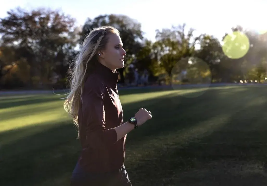 Bild einer Frau mit einer Garmin Forerunner 965