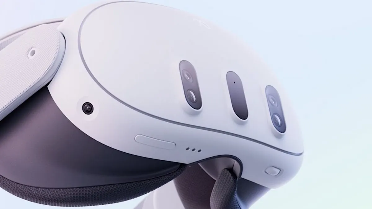 Nahaufnahme des weißen Meta Quest 3 VR-Headsets mit mehreren Kameras und Sensoren auf der Vorderseite.
