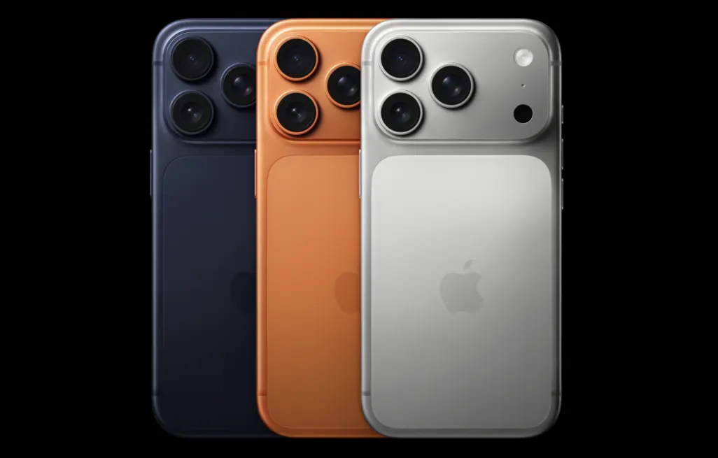 Drei iPhone 17 (dunkelblau, orange, silber) zeigen Rückseiten mit dreifacher Kamera in einem Modul, Blitz und Apple-Logo.