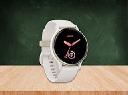 Eine Smartwatch steht auf einem Holztisch.