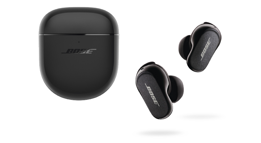 Schwarze Bose-Kopfhörer und Ladeetui auf weißem Hintergrund. Das Bose-Logo ist auf den Geräten zu sehen.