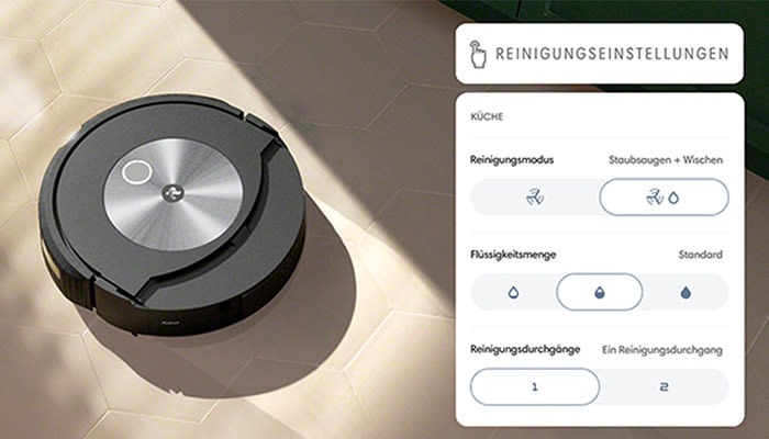 Ein runder, grauer Staubsaugerroboter steht auf einem hellen Boden neben einem Menü mit Reinigungseinstellungen.