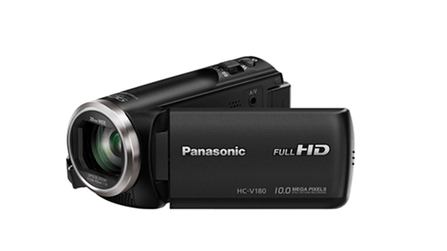 Eine schwarze Panasonic Full HD Videokamera auf weißem Hintergrund. Die Kamera hat ein silbernes Objektiv.