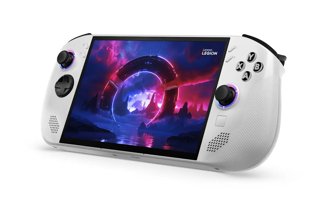 Lenovo Legion Go S Handheld in Weiß schräg von vorne fotografiert.