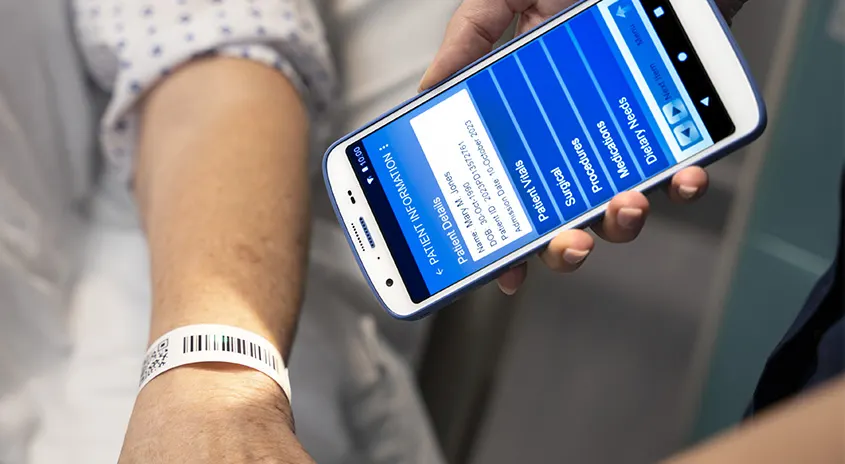 Elektronische Patientenakte im Gesundheitswesen durch Scannen des Codes am Armband des Patienten.
