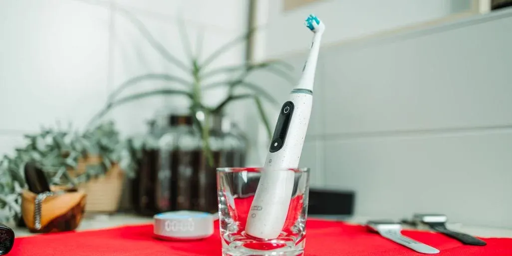 Weisse Oral B Zahnbuerste im Ladeglas