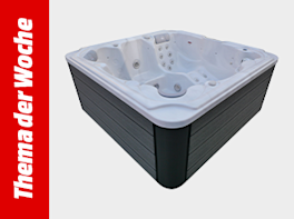 Quadratischer Outdoor-Whirlpool mit grauen Seitenpaneelen und weißer Wanne, mehrere Massagedüsen und Sitz-/Liegeplätze sichtbar; links vertikaler roter Balken mit weißer Schrift „Thema der Woche“.